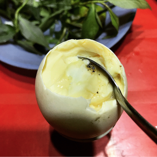 Ngoài trứng vịt lộn, Việt Nam còn có 2 món trứng khác khiến du khách nước ngoài "sợ xanh mặt" - Ảnh 2.