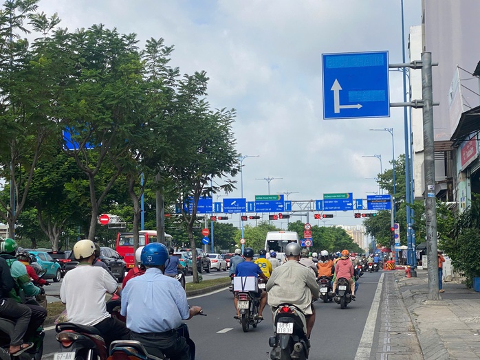 TP HCM ra hạn ch&oacute;t thay biển b&aacute;o sau s&aacute;p nhập- Ảnh 1.