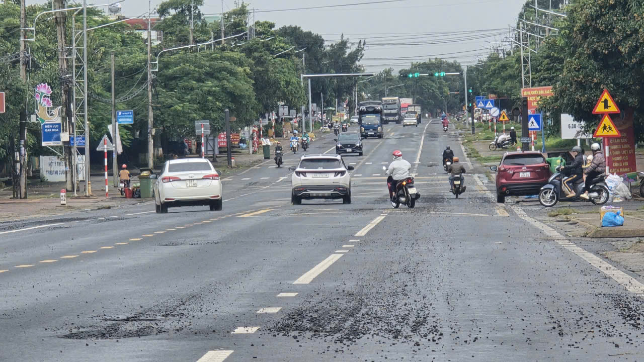Quốc lộ 19 vừa làm đã nát bét, địa phương cương quyết không nhận bàn giao- Ảnh 1.