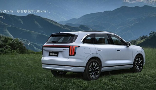 Hãng xe xây nhà máy 20.000 tỷ tại Việt Nam ra mắt mẫu SUV tiết kiệm xăng: chạy full nhiên liệu 1.500 km, thách thức Mazda CX-5 - Ảnh 3. Hãng xe xây nhà máy 20.000 tỷ tại Việt Nam ra mắt mẫu SUV tiết kiệm xăng: chạy full nhiên liệu 1.500 km, thách thức Mazda CX-5 - Ảnh 3.