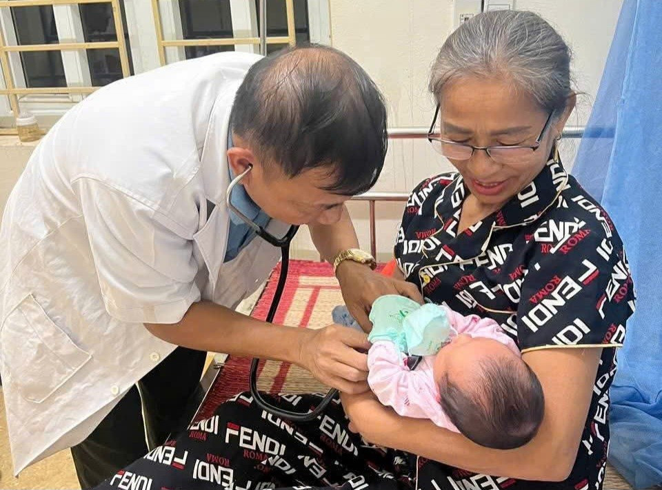 Bé gái bị bỏ rơi bên quốc lộ 48D , mẹ để lại thư xin lỗi đầy xót xa - Ảnh 2. Bé gái bị bỏ rơi bên quốc lộ 48D , mẹ để lại thư xin lỗi đầy xót xa - Ảnh 2.