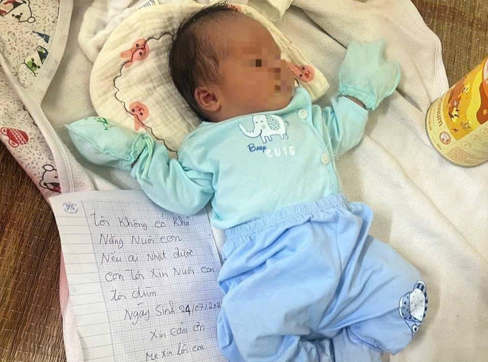 Bé gái bị bỏ rơi bên quốc lộ 48D , mẹ để lại thư xin lỗi đầy xót xa - Ảnh 1. Bé gái bị bỏ rơi bên quốc lộ 48D , mẹ để lại thư xin lỗi đầy xót xa - Ảnh 1.