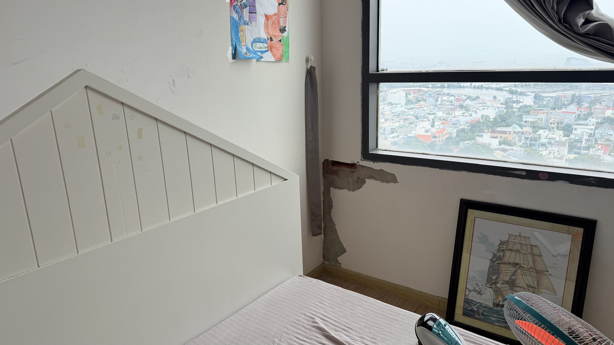 Khảo sát căn hộ tầng 16 có vết nứt lớn tại chung cư 34 tầng ở TP HCM - Ảnh 2.
