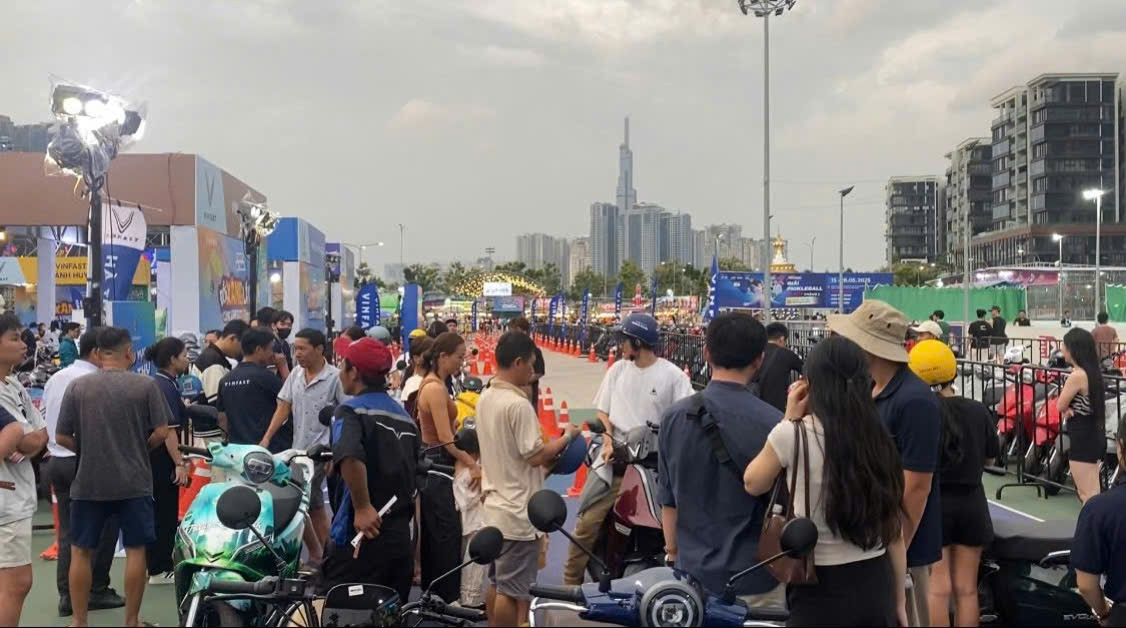 Cuối tuần, hàng ngàn người dân TP HCM mang xe xăng đi đổi xe máy điện- Ảnh 2.