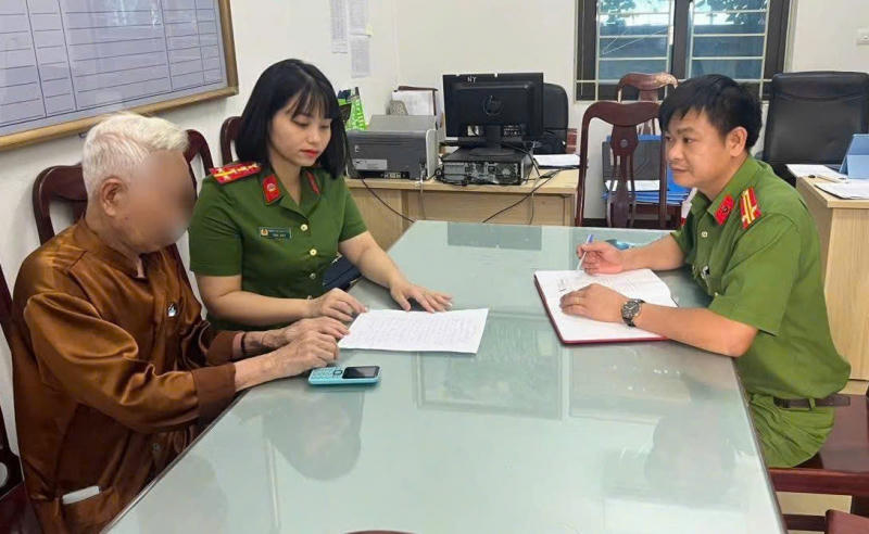 Thương vợ , cụ ông suýt bị lừa bởi thủ đoạn lừa đảo của Kẻ giả danh Công an - Ảnh 1. Thương vợ , cụ ông suýt bị lừa bởi thủ đoạn lừa đảo của Kẻ giả danh Công an - Ảnh 1.