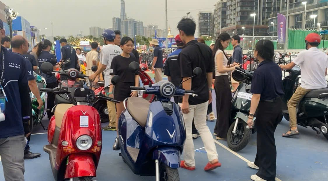 Cuối tuần, hàng ngàn người dân TP HCM mang xe xăng đi đổi xe máy điện- Ảnh 1.