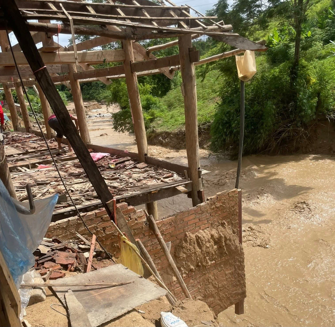 Lũ quét Kinh hoàng ở Mường Luân cuốn trôi nhà và tài sản của người dân - Ảnh 2.