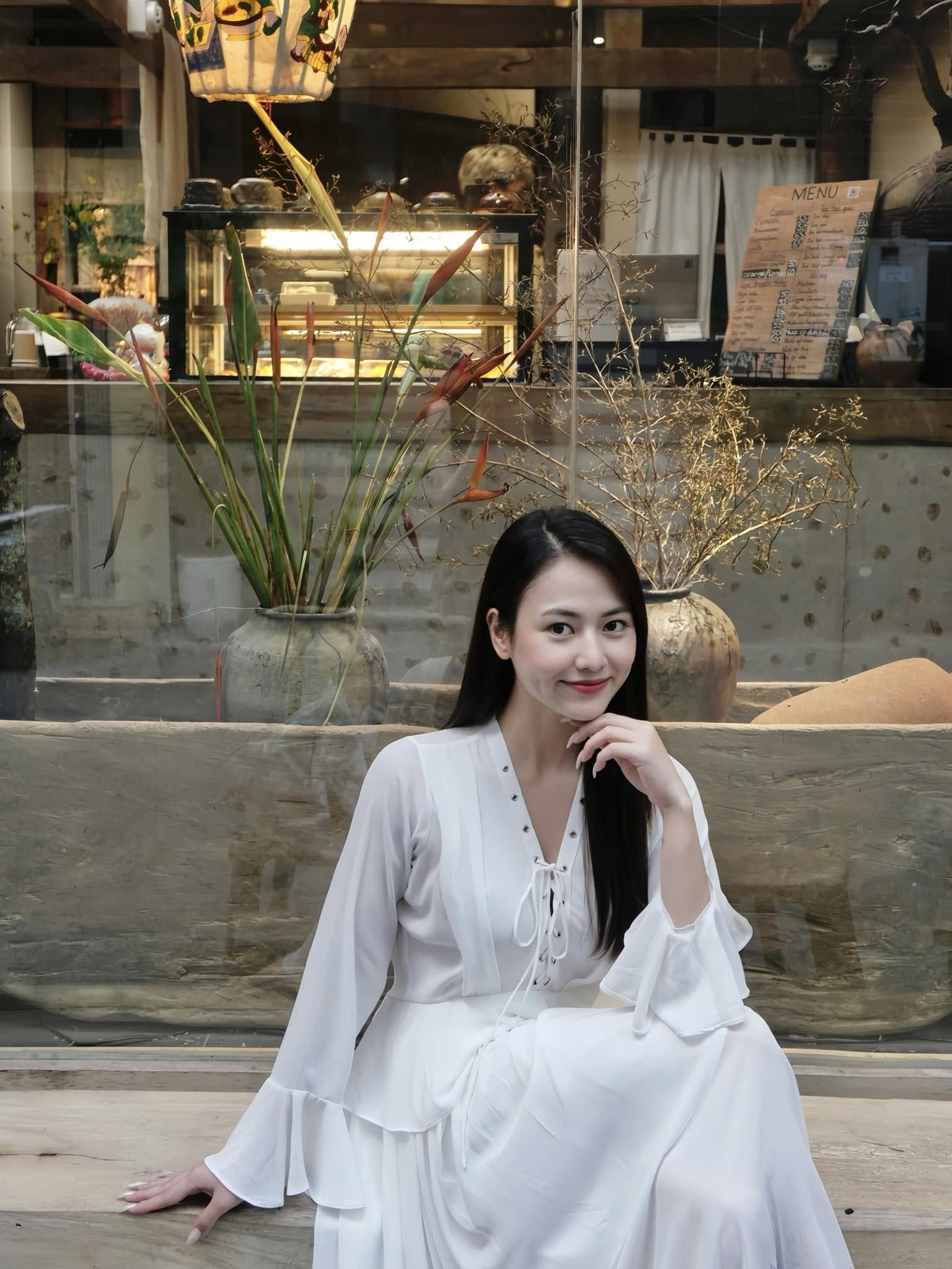 Chưa thấy ai chỉ ngồi ăn cũng &ldquo;xinh t&agrave;n nhẫn&rdquo; như mỹ nh&acirc;n Việt n&agrave;y, visual đỉnh cỡ n&agrave;o m&agrave; kh&aacute;n giả cấm dao k&eacute;o?- Ảnh 3.