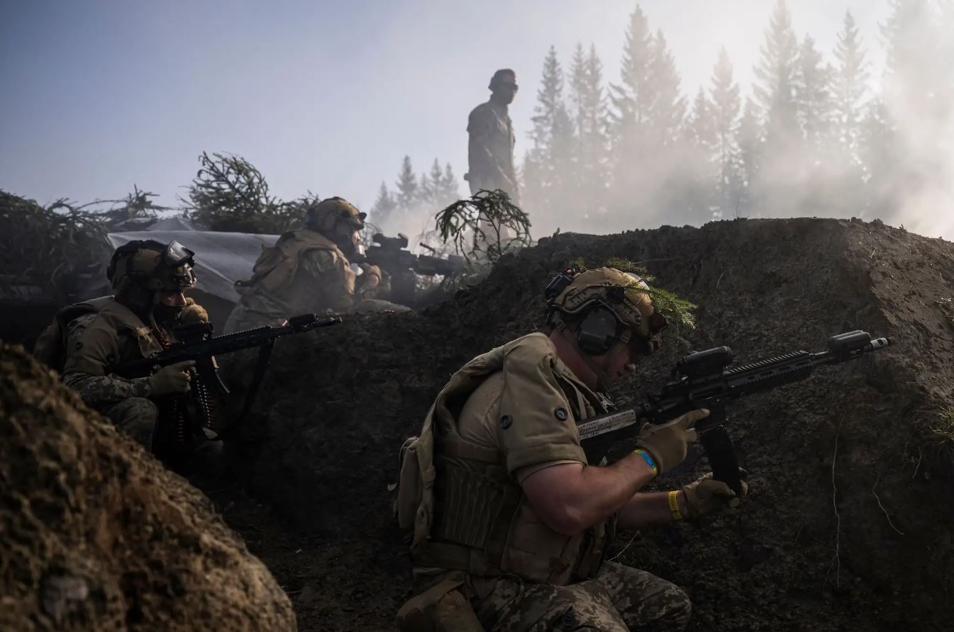 Giả gái vượt biên: Nam giới Ukraine liều mình trốn nghĩa vụ giữa làn sóng tổng động viên - Ảnh 1.