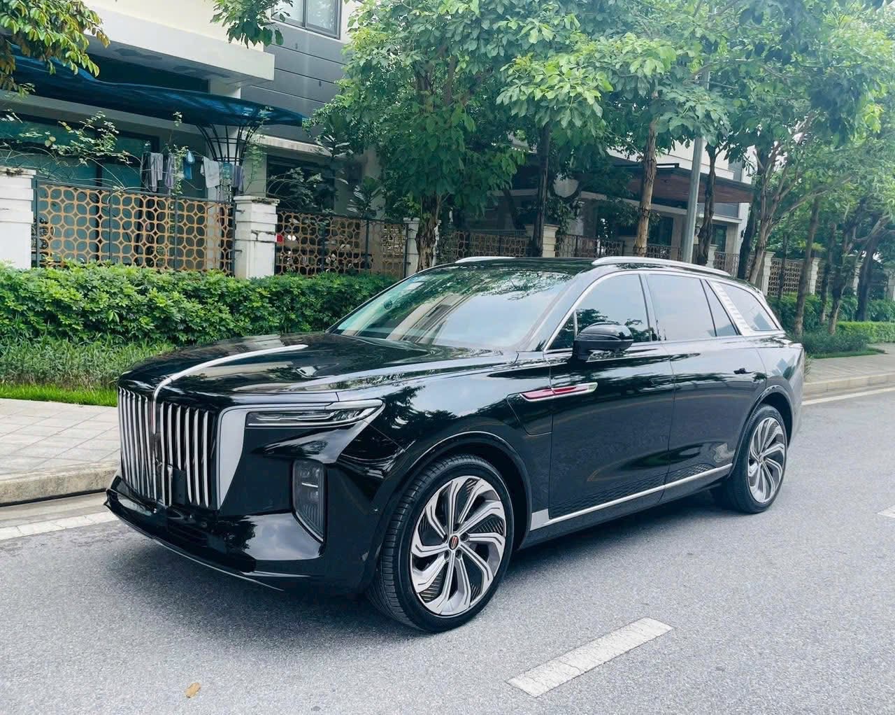 Chủ nhân chiếc Hongqi E-HS9 này ‘đánh rơi’ gần 2 tỷ đồng chỉ sau 2 năm sử dụng: ‘Rớt giá’ nhanh hơn xe Đức cùng đời, đi được 510km/lần sạc - Ảnh 1.