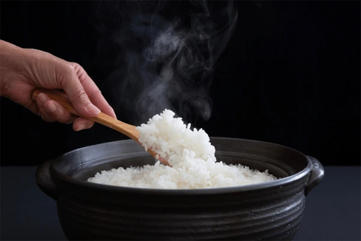 Nên nấu cơm bằng nước nóng hay nước lạnh để có nồi cơm ngon hơn? - Ảnh 2.