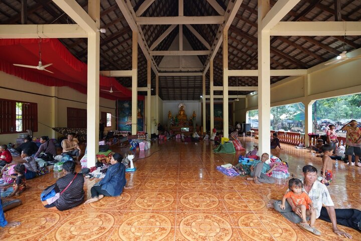 Hình ảnh người dân Thái Lan và Campuchia sơ tán giữa xung đột biên giới leo thang - Ảnh 1. Hình ảnh người dân Thái Lan và Campuchia sơ tán giữa xung đột biên giới leo thang - Ảnh 1.