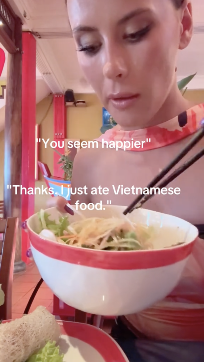 Khách Tây hạnh phúc vì ăn món gỏi đu đủ ở Việt Nam nhưng dân mạng chỉ chú ý đến một điều- Ảnh 1.