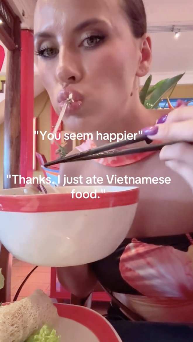 Khách Tây hạnh phúc vì ăn món gỏi đu đủ ở Việt Nam nhưng dân mạng chỉ chú ý đến một điều- Ảnh 2.