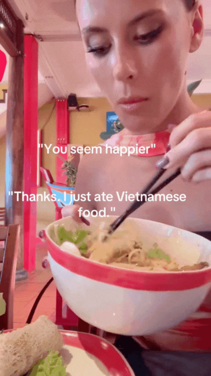 Khách Tây hạnh phúc vì ăn món gỏi đu đủ ở Việt Nam nhưng dân mạng chỉ chú ý đến một điều- Ảnh 3.