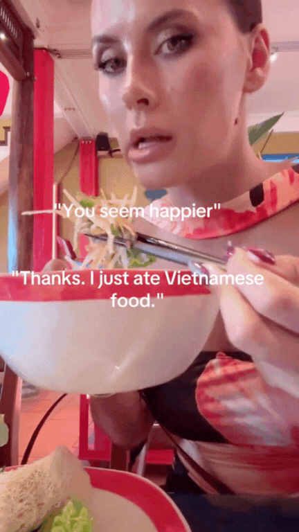 Khách Tây hạnh phúc vì ăn món gỏi đu đủ ở Việt Nam nhưng dân mạng chỉ chú ý đến một điều- Ảnh 4.