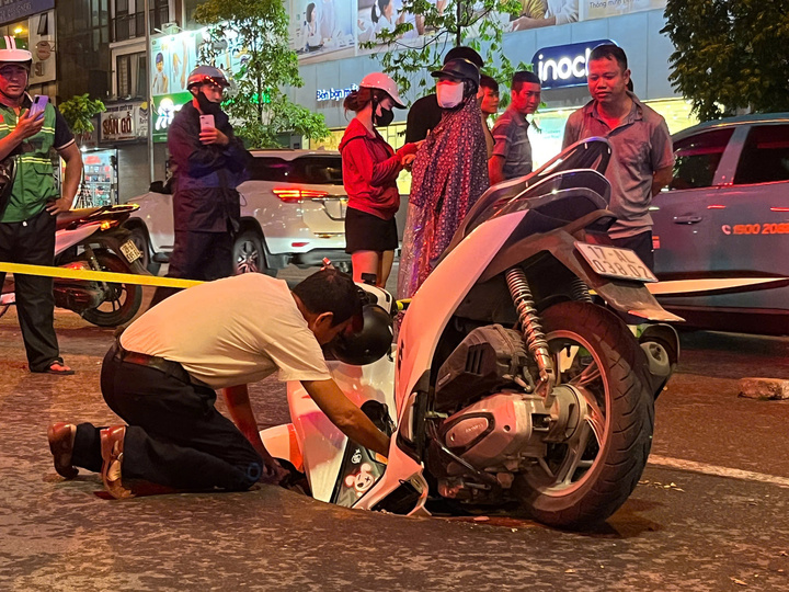 Hố tử thần Hà Nội xuất hiện sau mưa lớn nuốt xe máy trên đường Trường Chinh - Ảnh 3. Hố tử thần Hà Nội xuất hiện sau mưa lớn nuốt xe máy trên đường Trường Chinh - Ảnh 3.