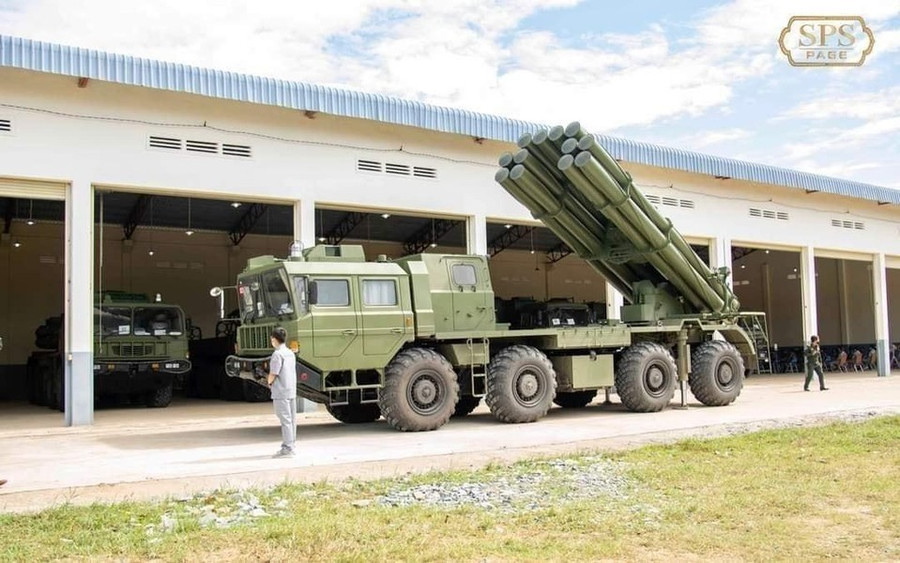 Pháo phản lực AR - 2 Campuchia mạnh vượt trội HIMARS trong công nghệ quân sự - Ảnh 1.