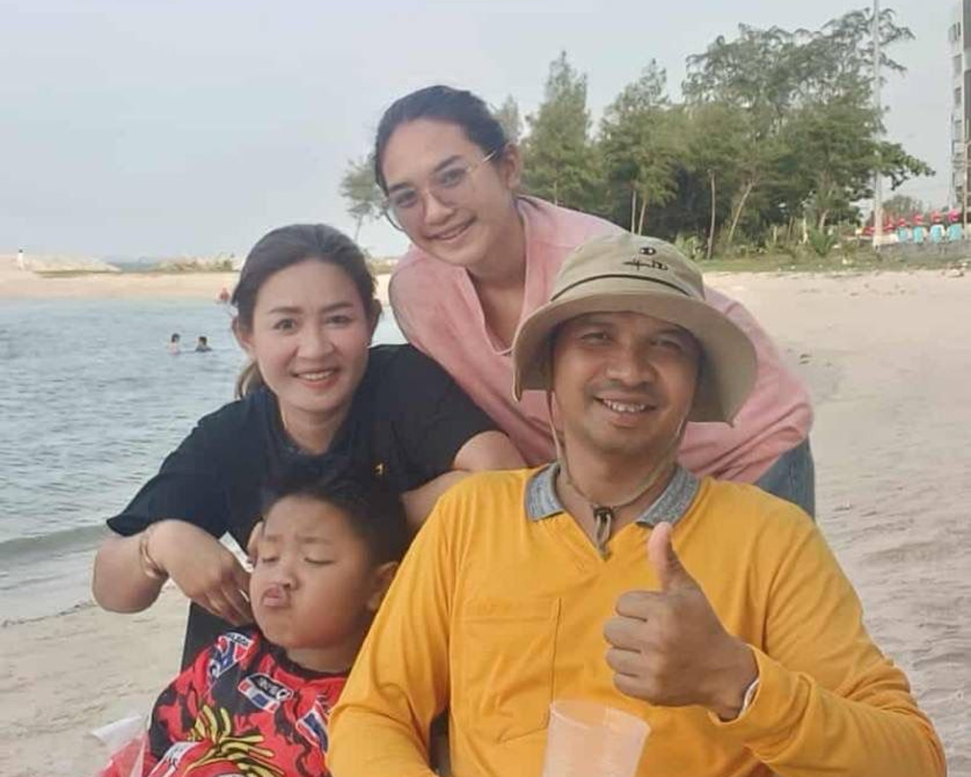 Nỗi đau của người đàn ông mất vợ và 2 con trong vụ tấn công ở Thái Lan - Ảnh 1.