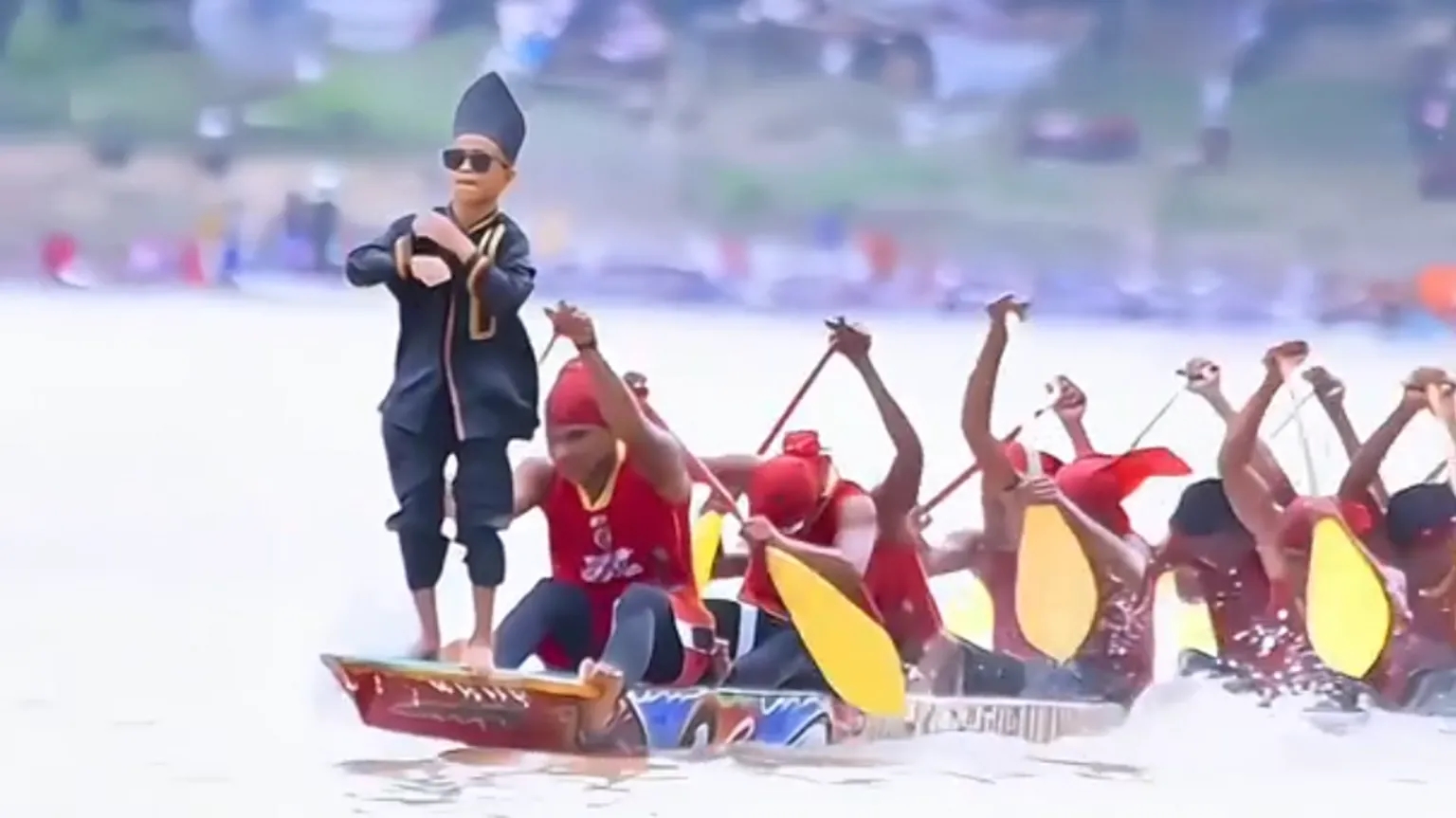 Cậu bé 11 tuổi trở thành đại sứ du lịch sau clip viral toàn cầu, được nhận học bổng và "lên TV" cùng mẹ - Ảnh 2. Cậu bé 11 tuổi trở thành đại sứ du lịch sau clip viral toàn cầu, được nhận học bổng và "lên TV" cùng mẹ - Ảnh 2.