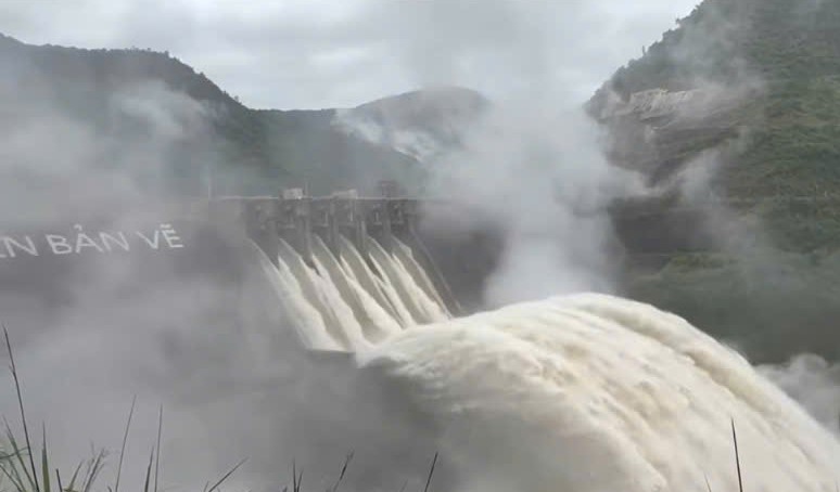 Triệu tập người livestream tung tin “vỡ đập thủy điện ở Nghệ An”- Ảnh 4. Triệu tập người livestream tung tin “vỡ đập thủy điện ở Nghệ An”- Ảnh 4.