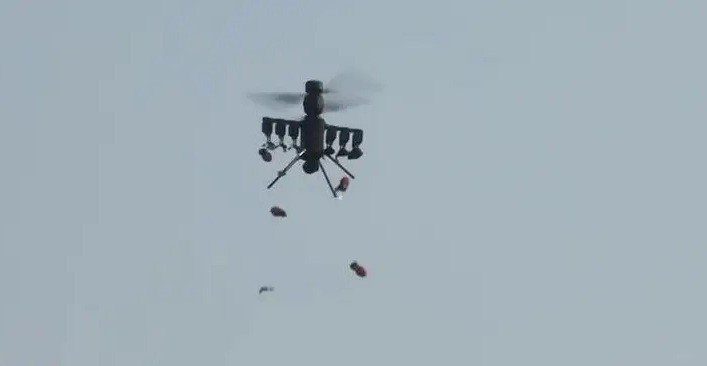 Bầy UAV Black Bee thể hiện sức mạnh tối tân trong tác chiến hiện đại - Ảnh 1.