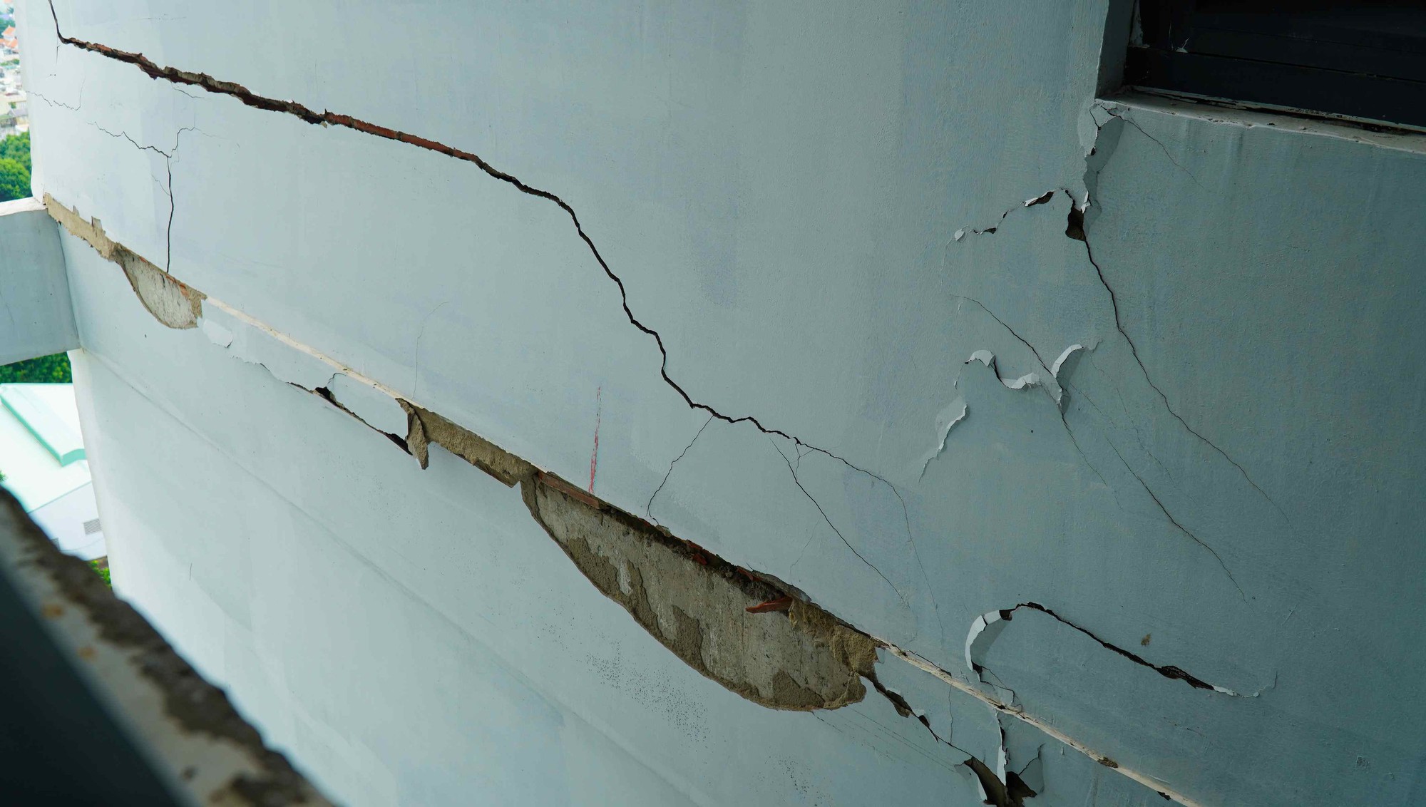 Vết nứt lớn tại chung cư PVC - IC Diamond cần kiểm định an toàn toàn diện - Ảnh 2.