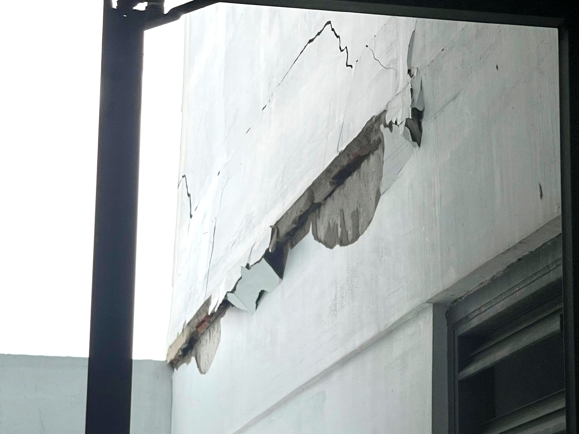 Vết nứt lớn tại chung cư PVC - IC Diamond cần kiểm định an toàn toàn diện - Ảnh 1.