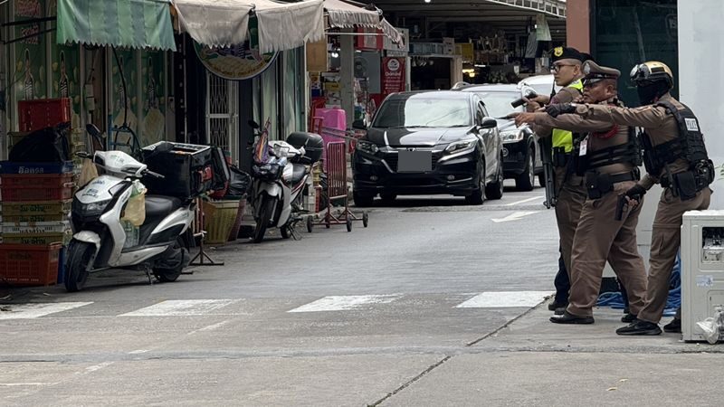 Xả súng tại chợ Bangkok khiến 6 người thiệt mạng, hiện trường hỗn loạn - Ảnh 1. Xả súng tại chợ Bangkok khiến 6 người thiệt mạng, hiện trường hỗn loạn - Ảnh 1.
