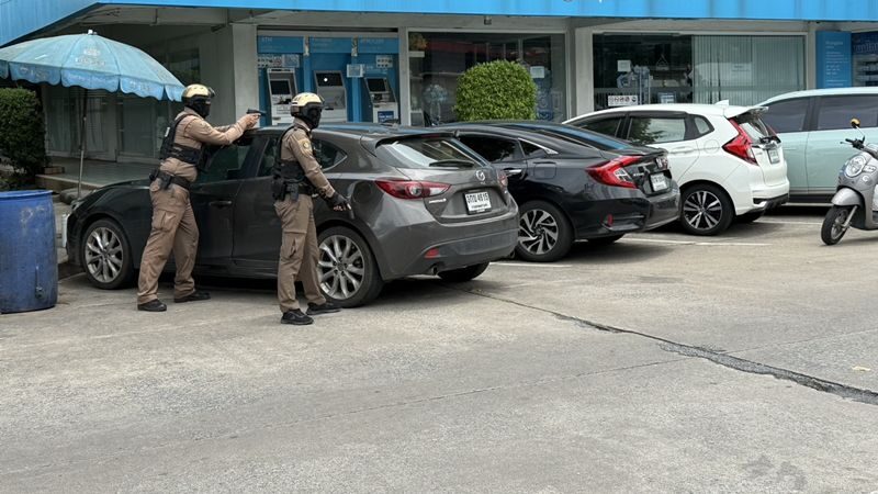 Xả súng tại chợ Bangkok khiến 6 người thiệt mạng, hiện trường hỗn loạn - Ảnh 2. Xả súng tại chợ Bangkok khiến 6 người thiệt mạng, hiện trường hỗn loạn - Ảnh 2.