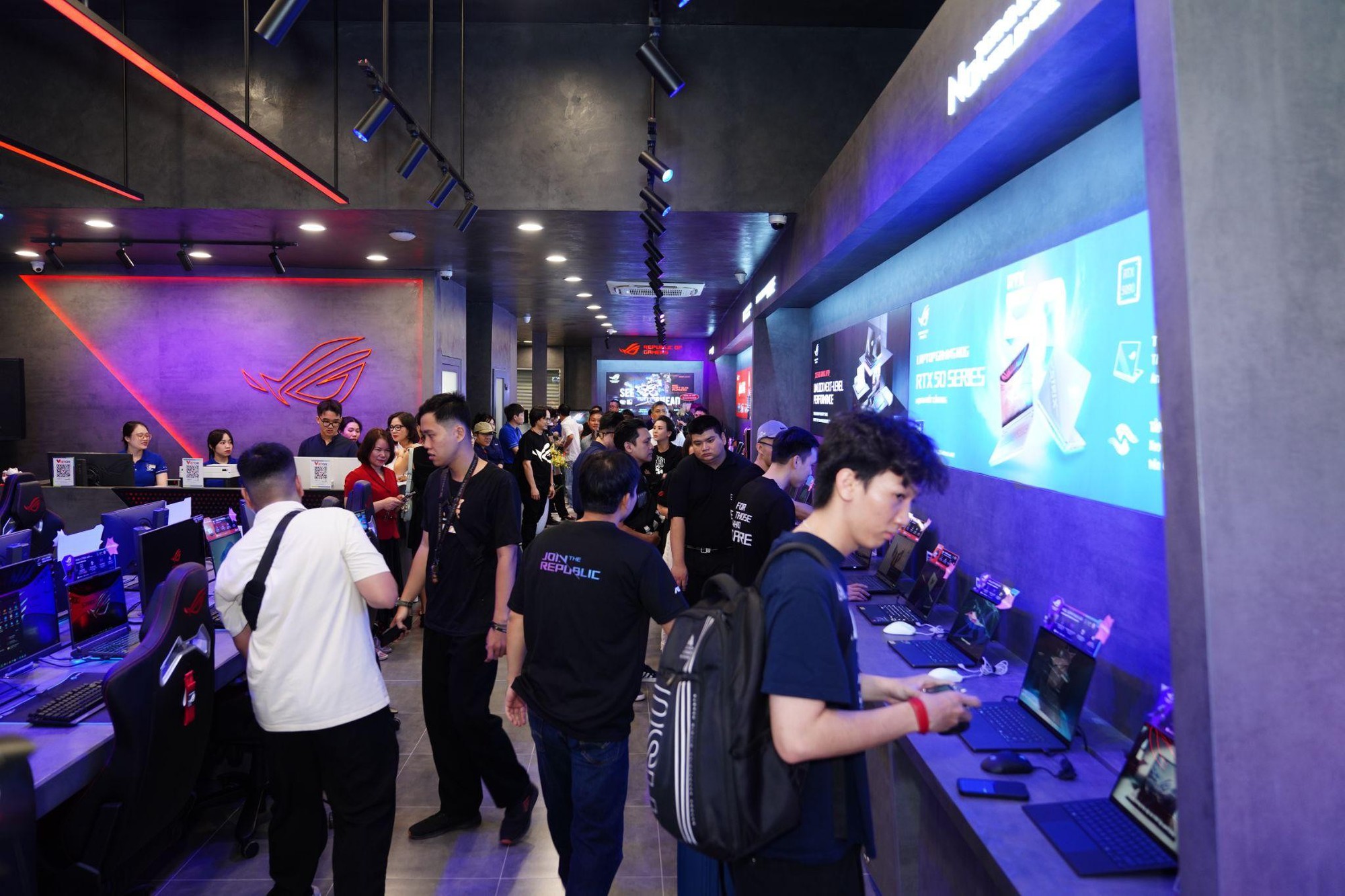An Phát Computer & Asus Chơi Lớn Với Sự Kiện Rog Days Đến 3/8 – Cơ Hội Chơi Game, Đấu Giải Và Săn Quà Cả Tuần - Ảnh 4. An Phát Computer & Asus Chơi Lớn Với Sự Kiện Rog Days Đến 3/8 – Cơ Hội Chơi Game, Đấu Giải Và Săn Quà Cả Tuần - Ảnh 4.