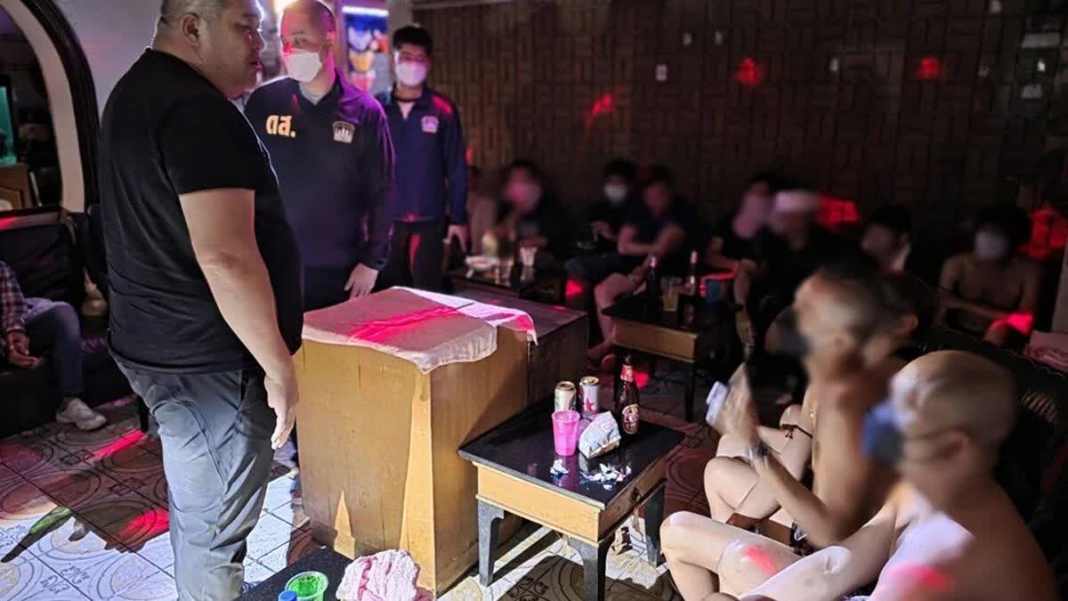 44 người đ&agrave;n &ocirc;ng th&aacute;c loạn tại Bangkok - Ảnh 1.