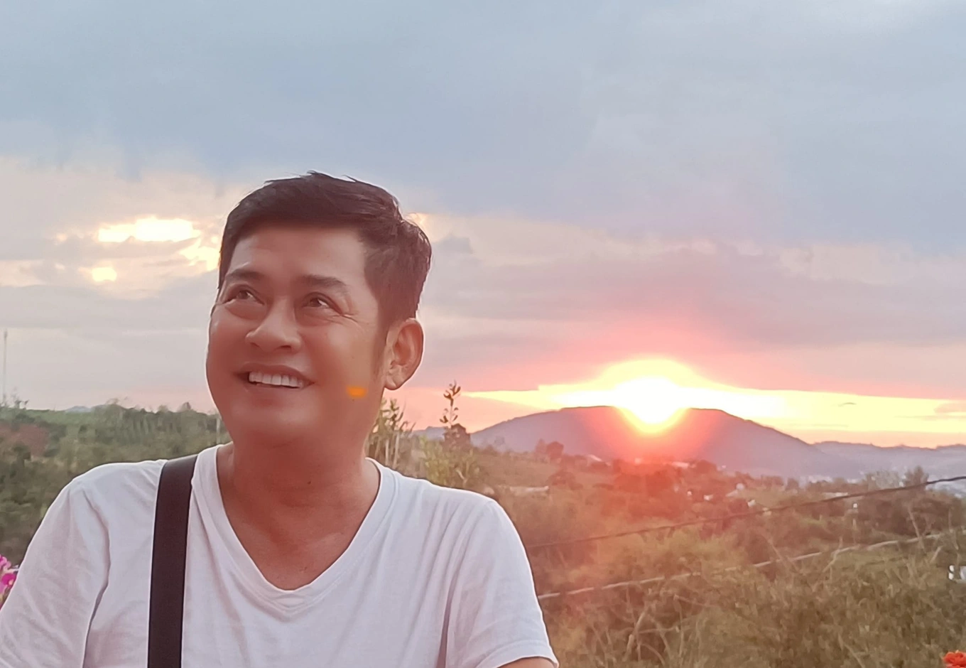 Nam nghệ sĩ là con trai “Hoàng đế đĩa nhựa Việt Nam”: Tuổi 60 tập vật lý trị liệu, châm cứu mỗi ngày - Ảnh 1.