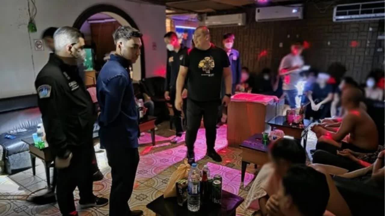 44 người đ&agrave;n &ocirc;ng th&aacute;c loạn tại Bangkok - Ảnh 2.