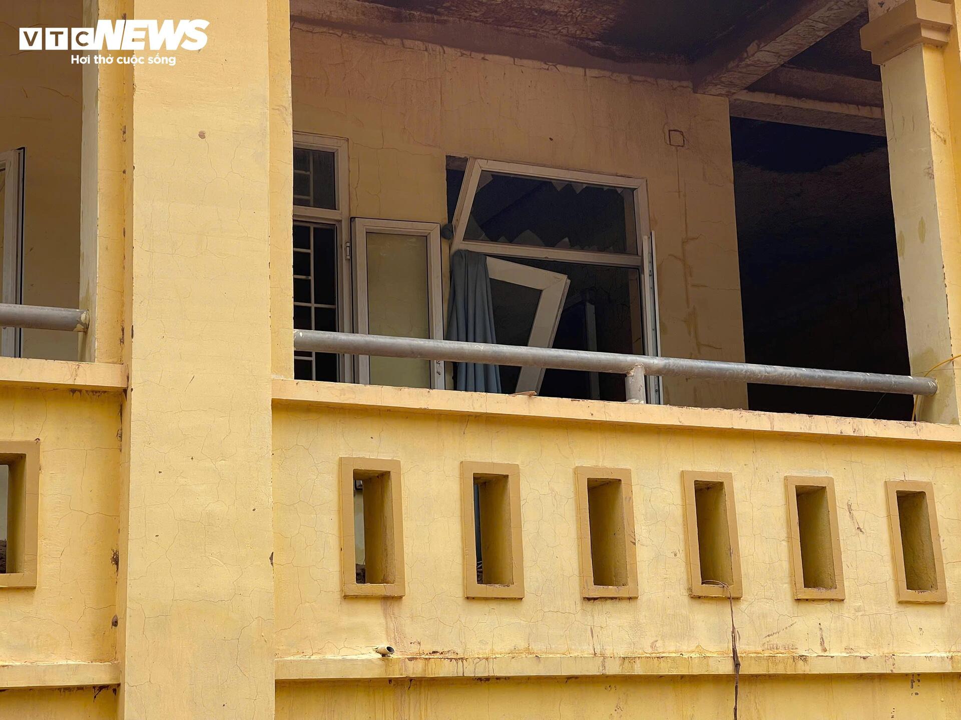 Ngôi trường bị vùi lấp sau lũ dữ, hiệu trưởng nghẹn ngào khi nhắc đến học sinh - Ảnh 8.