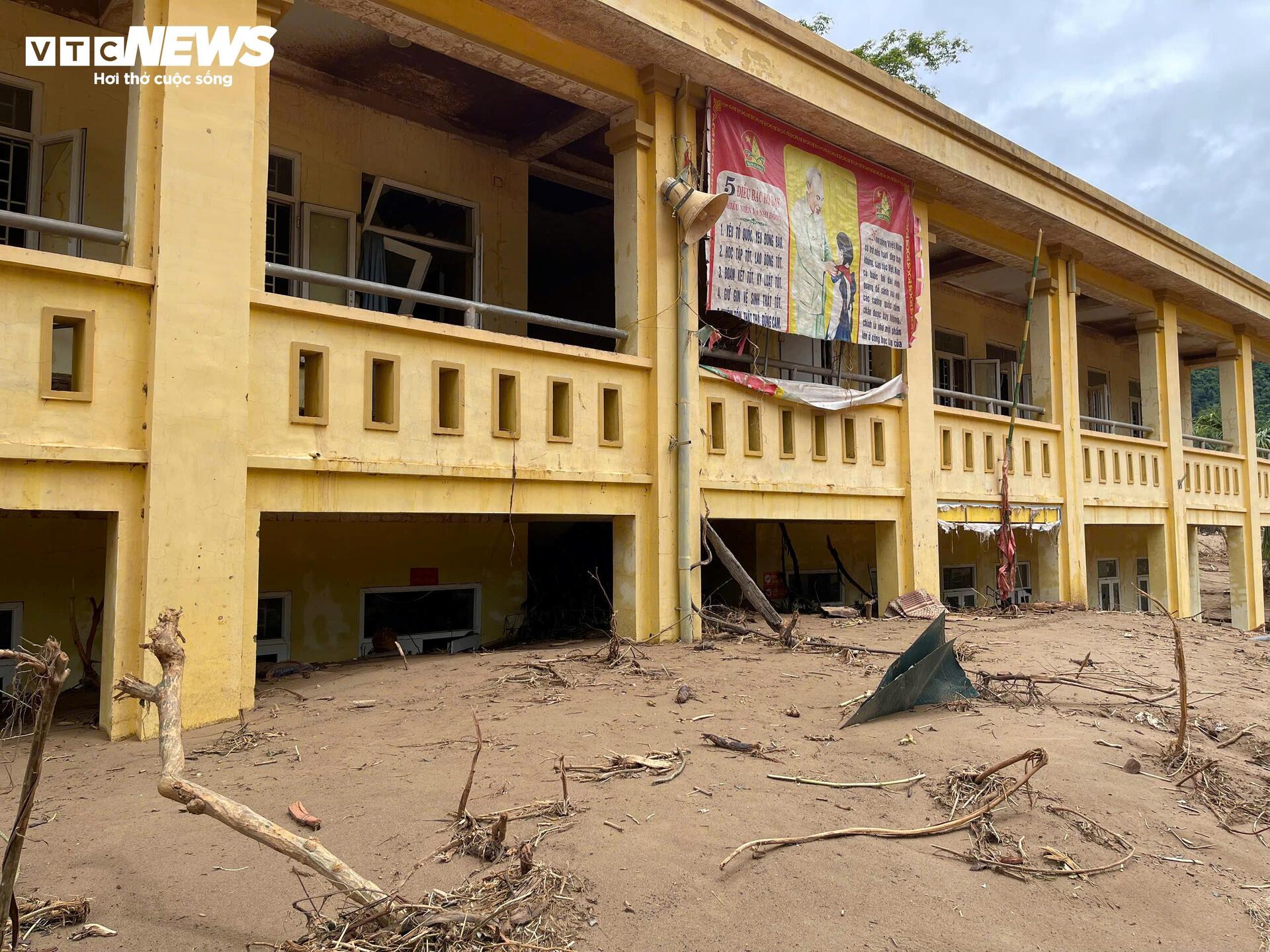 Ngôi trường bị vùi lấp sau lũ dữ, hiệu trưởng nghẹn ngào khi nhắc đến học sinh - Ảnh 1.