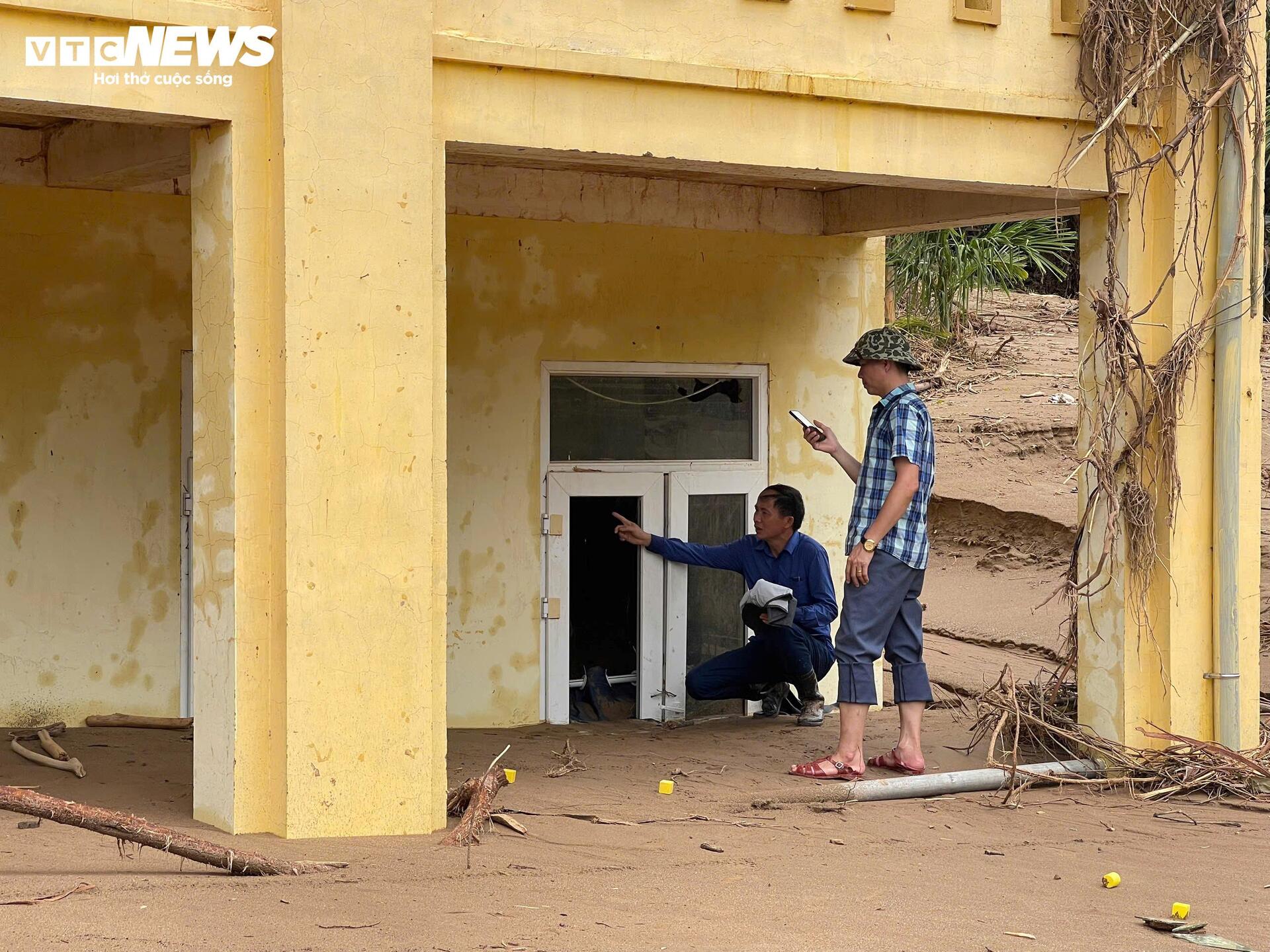 Ngôi trường bị vùi lấp sau lũ dữ, hiệu trưởng nghẹn ngào khi nhắc đến học sinh - Ảnh 5.