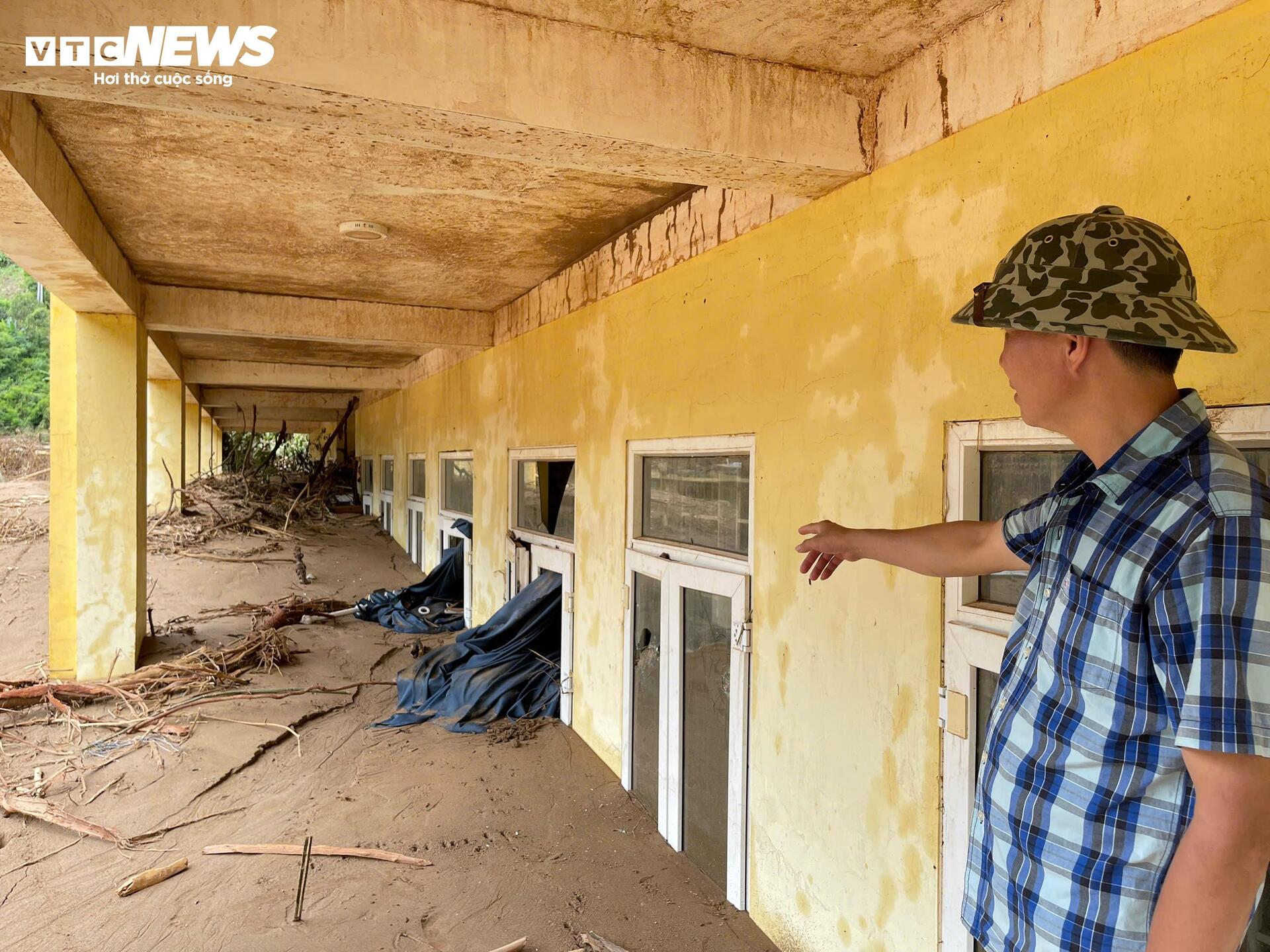 Ngôi trường bị vùi lấp sau lũ dữ, hiệu trưởng nghẹn ngào khi nhắc đến học sinh - Ảnh 3.