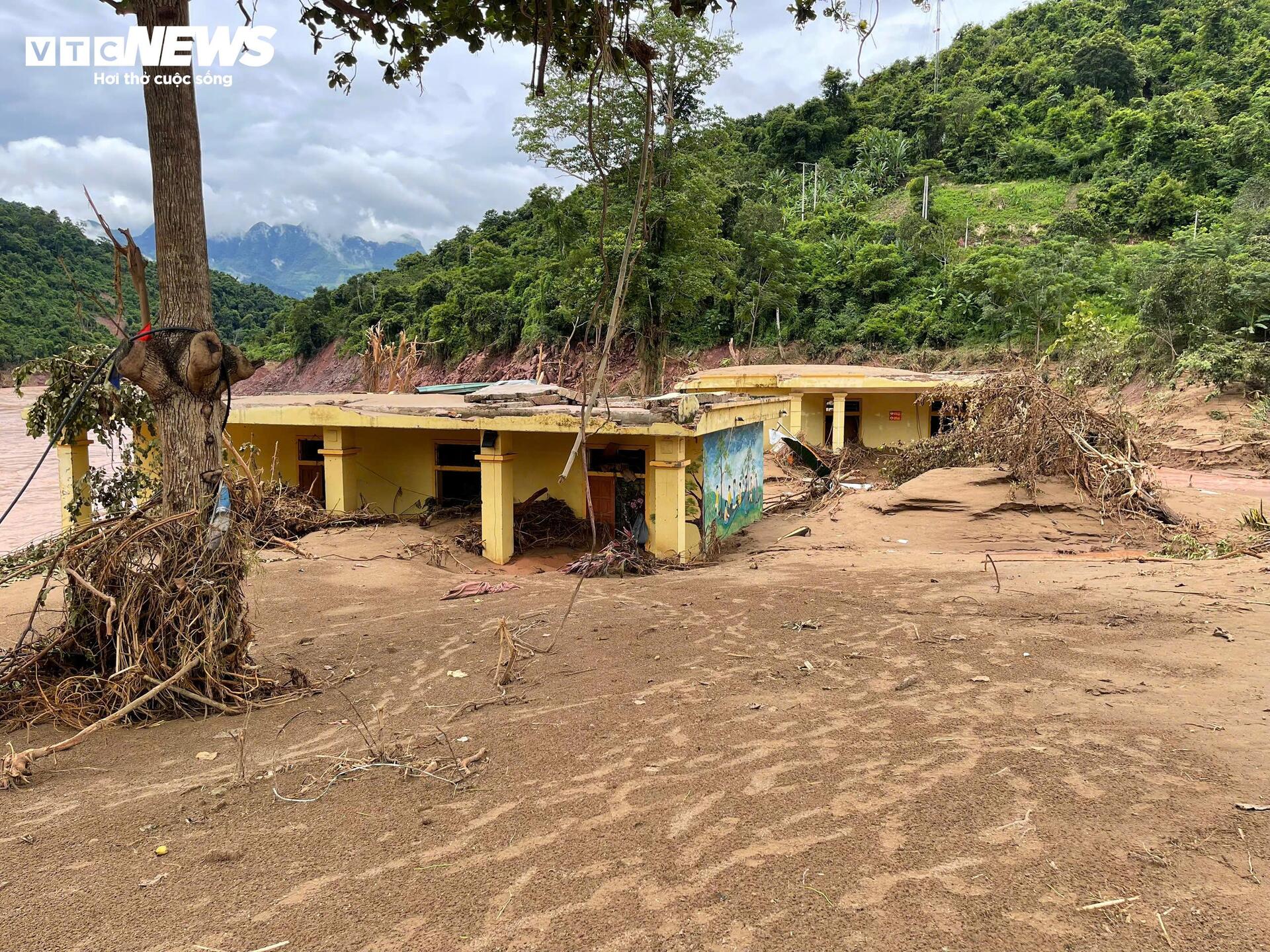 Ngôi trường bị vùi lấp sau lũ dữ, hiệu trưởng nghẹn ngào khi nhắc đến học sinh - Ảnh 2.