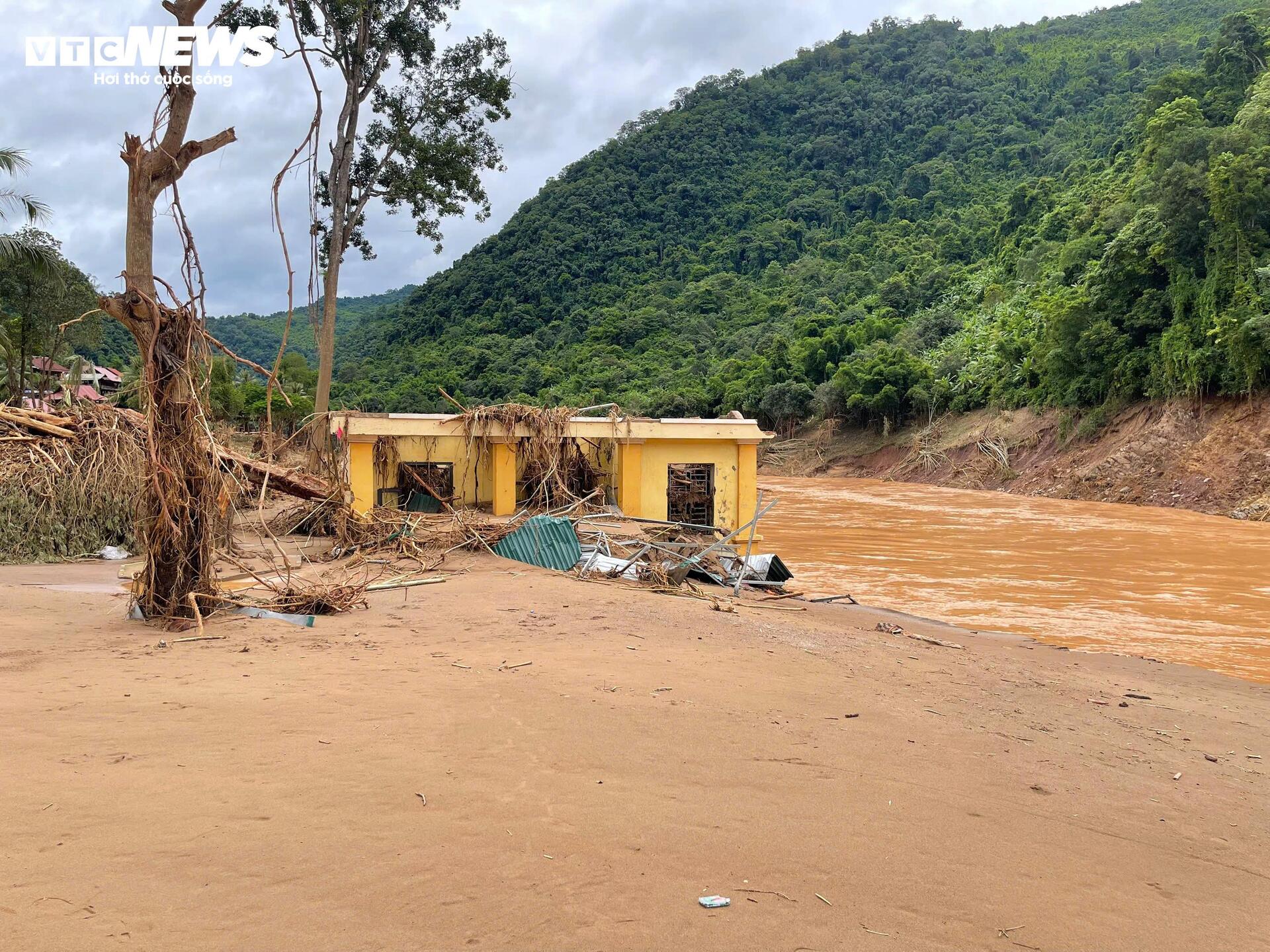 Ngôi trường bị vùi lấp sau lũ dữ, hiệu trưởng nghẹn ngào khi nhắc đến học sinh - Ảnh 12.