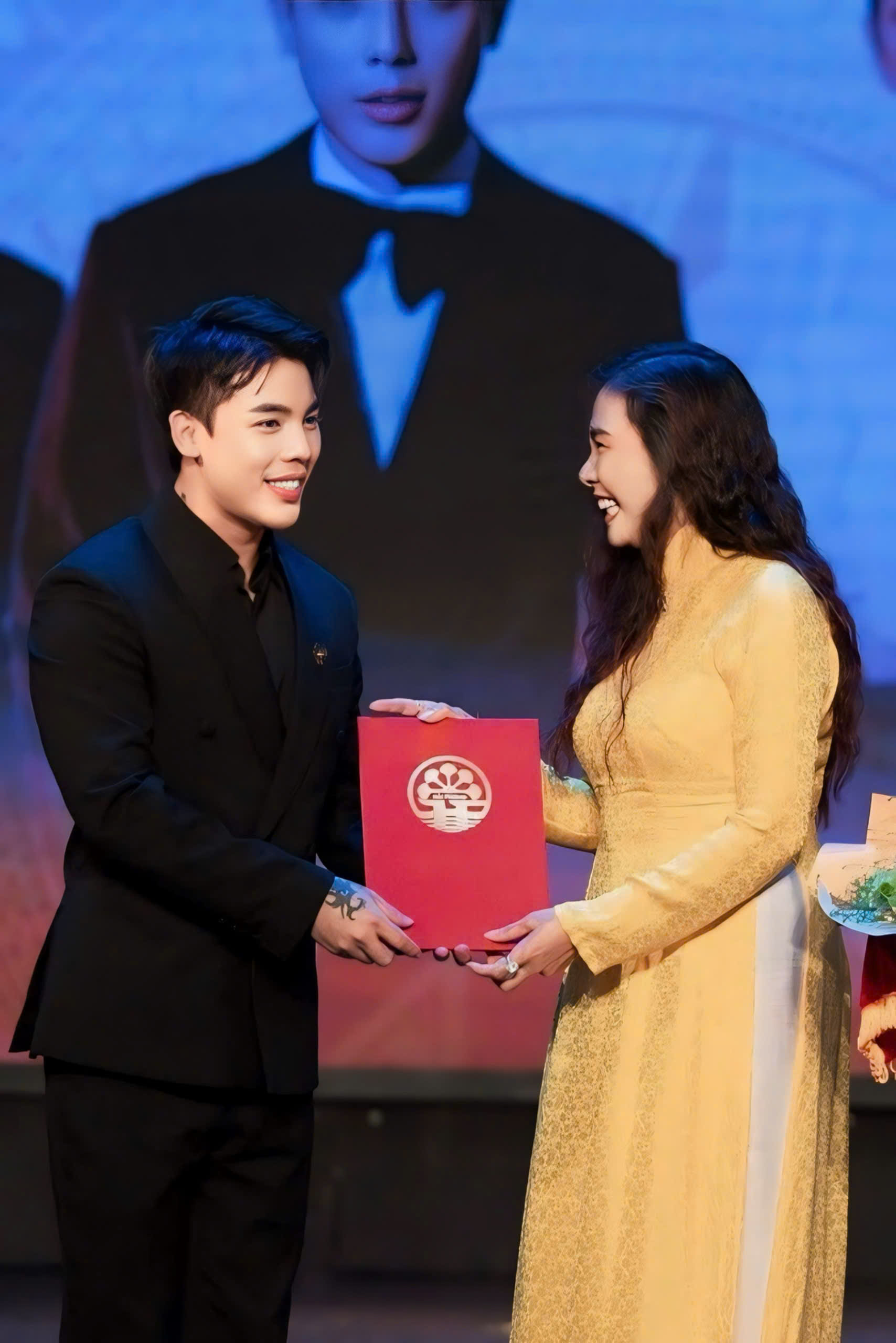 Đạo diễn Phạm Duy Khánh: "Đây là một vinh dự lớn đối với tôi trong suốt quá trình làm nghệ thuật" - Ảnh 4. Đạo diễn Phạm Duy Khánh: "Đây là một vinh dự lớn đối với tôi trong suốt quá trình làm nghệ thuật" - Ảnh 4.