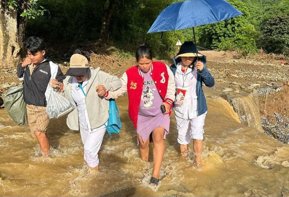 Cuộc vượt cạn vùng lũ kỳ diệu của sản phụ Pịt Thị Hiền trên con đường sạt lở - Ảnh 1. Cuộc vượt cạn vùng lũ kỳ diệu của sản phụ Pịt Thị Hiền trên con đường sạt lở - Ảnh 1.