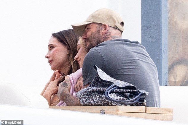 Tranh cãi: David Beckham thân mật quá mức với con gái Harper 14 tuổi, Victoria mặc váy bó không nội y trước mặt các con?- Ảnh 6. Tranh cãi: David Beckham thân mật quá mức với con gái Harper 14 tuổi, Victoria mặc váy bó không nội y trước mặt các con?- Ảnh 6.