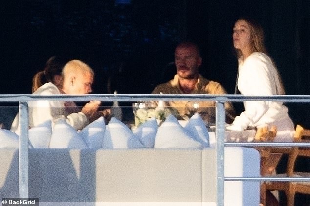 Tranh cãi: David Beckham thân mật quá mức với con gái Harper 14 tuổi, Victoria mặc váy bó không nội y trước mặt các con?- Ảnh 7. Tranh cãi: David Beckham thân mật quá mức với con gái Harper 14 tuổi, Victoria mặc váy bó không nội y trước mặt các con?- Ảnh 7.