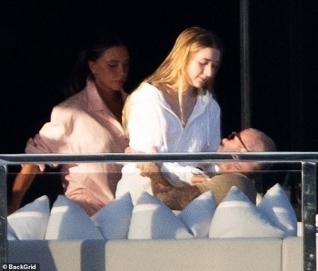 Tranh cãi: David Beckham thân mật quá mức với con gái Harper 14 tuổi, Victoria mặc váy bó không nội y trước mặt các con?- Ảnh 2. Tranh cãi: David Beckham thân mật quá mức với con gái Harper 14 tuổi, Victoria mặc váy bó không nội y trước mặt các con?- Ảnh 2.