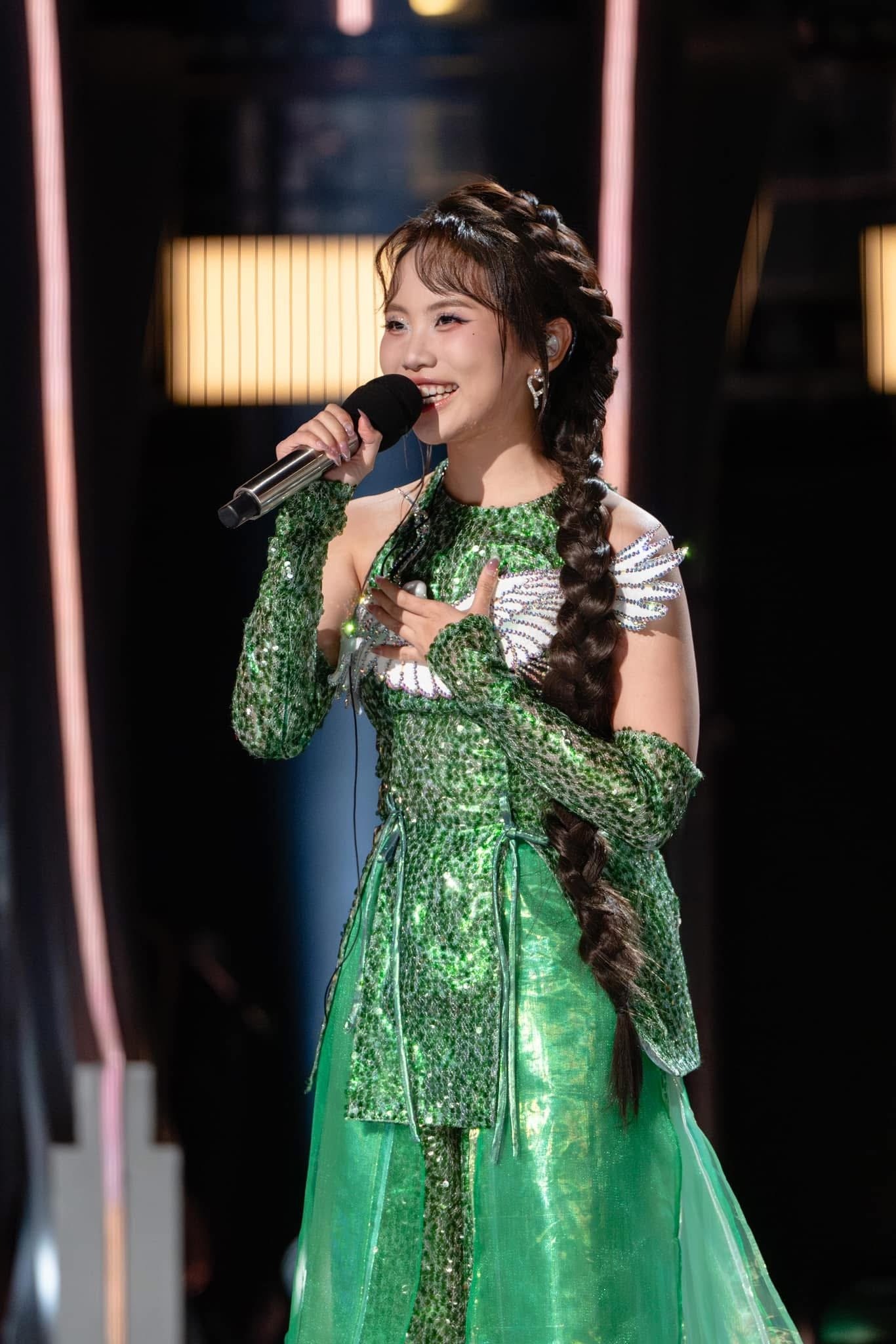 2 tháng Phương Mỹ Chi gây sốt tại show Trung Quốc: Liên tục nghi bị chèn ép và cái kết gây bức xúc!- Ảnh 1. 2 tháng Phương Mỹ Chi gây sốt tại show Trung Quốc: Liên tục nghi bị chèn ép và cái kết gây bức xúc!- Ảnh 1.
