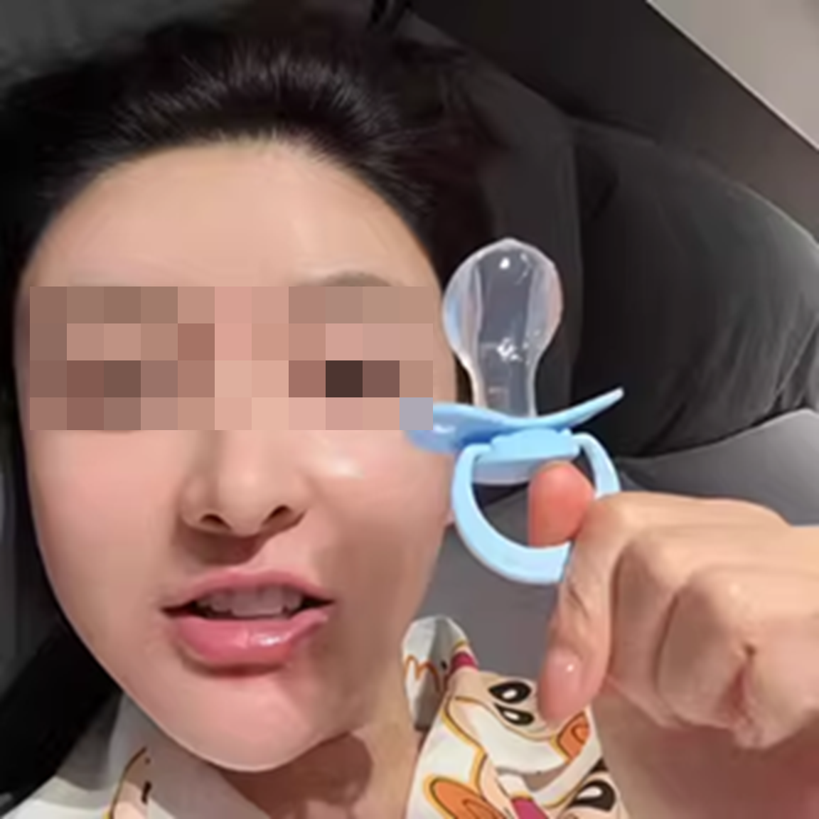 Trào lưu người lớn ngậm núm ti giả đi ngủ gây sốt mạng xã hội Trung Quốc- Ảnh 1.