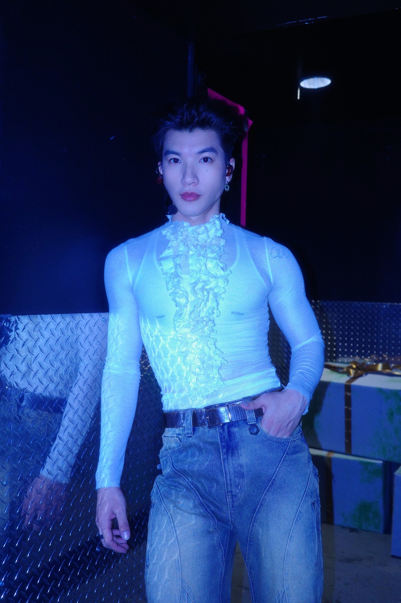 HIEUTHUHAI nói đúng 1 câu giữa tranh cãi uốn éo gợi cảm quá đà, gây phản cảm tại concert Mỹ- Ảnh 2. HIEUTHUHAI nói đúng 1 câu giữa tranh cãi uốn éo gợi cảm quá đà, gây phản cảm tại concert Mỹ- Ảnh 2.