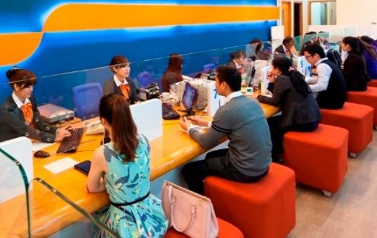 Loạt ngân hàng Việt Nam cắt giảm &quot;kỷ lục&quot; hơn 4.200 nhân viên, chuyện gì đã xảy ra?