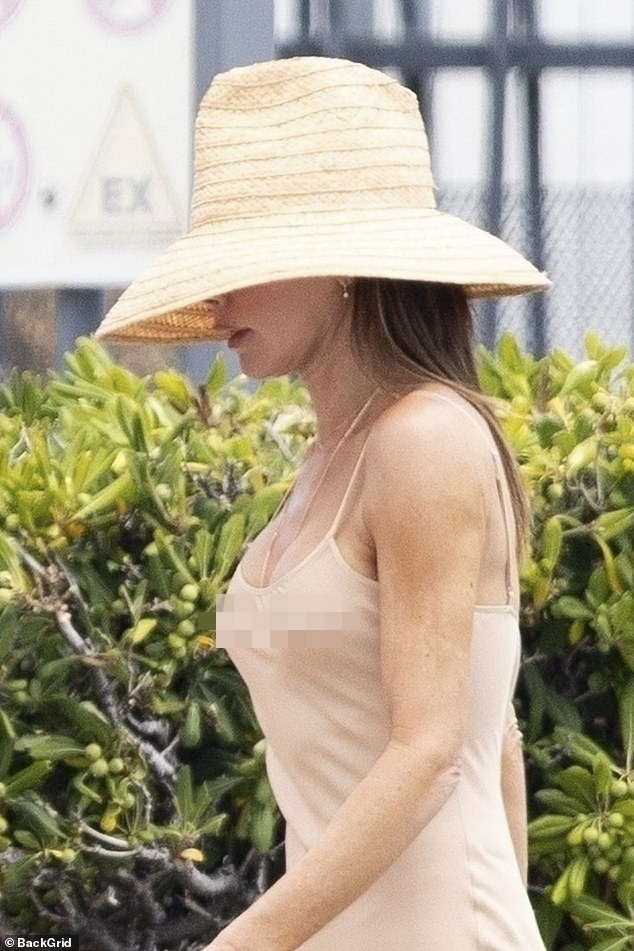 Tranh cãi: David Beckham thân mật quá mức với con gái Harper 14 tuổi, Victoria mặc váy bó không nội y trước mặt các con?- Ảnh 5. Tranh cãi: David Beckham thân mật quá mức với con gái Harper 14 tuổi, Victoria mặc váy bó không nội y trước mặt các con?- Ảnh 5.